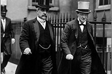 Le premier ministre Robert Borden quitte l’Amirauté en compagnie du Premier Lord, Winston Churchill, en juillet 1912.