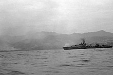 Le destroyer Nootka (classe Tribal) mérite sa réputation de « train buster »; on le voit ici bombarder un train dans le « Package 1 » du secteur de patrouille Windshield en Corée du Nord, le 28 mai 1951.