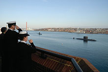 Le Matelot de 1re classe Tammy Comeau ordonne le silence au sifflet pendant que le commandant des Forces maritimes de l’Atlantique, le Contre-amiral Dean McFadden, répond au salut des sous-marins Corner Brook et Windsor, le 21 décembre 2006.