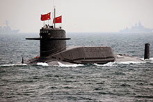La revue navale de Qingdao, en avril 2009, soulignant le 60e anniversaire de la fondation de la Marine de l’Armée de Libération Populaire. C’est la première fois que la Chine montre ses sous- marins à propulsion nucléaire, signe de son désir de devenir une grande puissance navale.