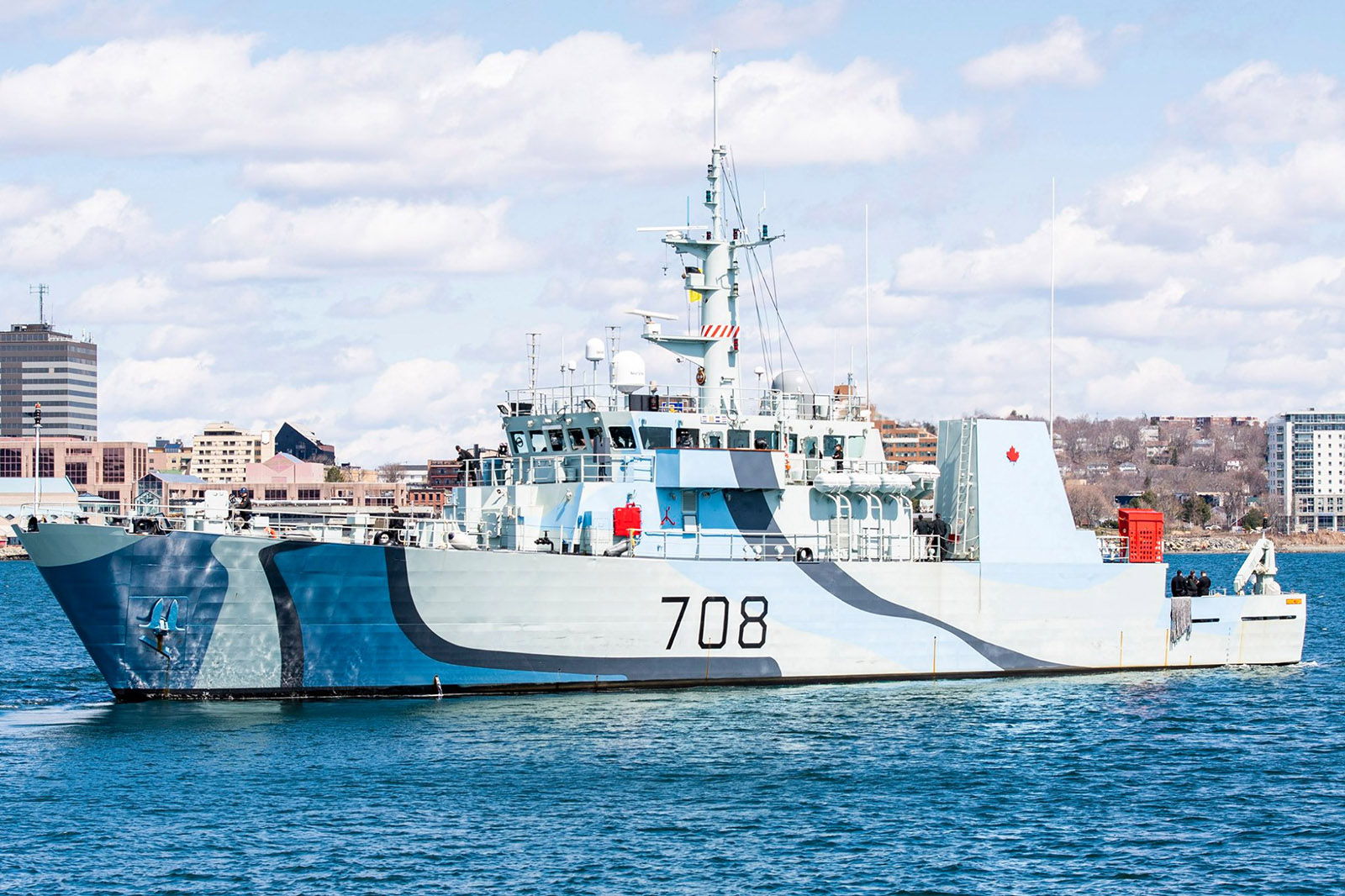 Le NCSM Moncton lève l’ancre, pour se préparer à appuyer l’Op LASER. Les navires resteront dans les eaux de la Nouvelle-Écosse, et nos marins sont prêts à aider les Canadiens et les Canadiennes au besoin. 