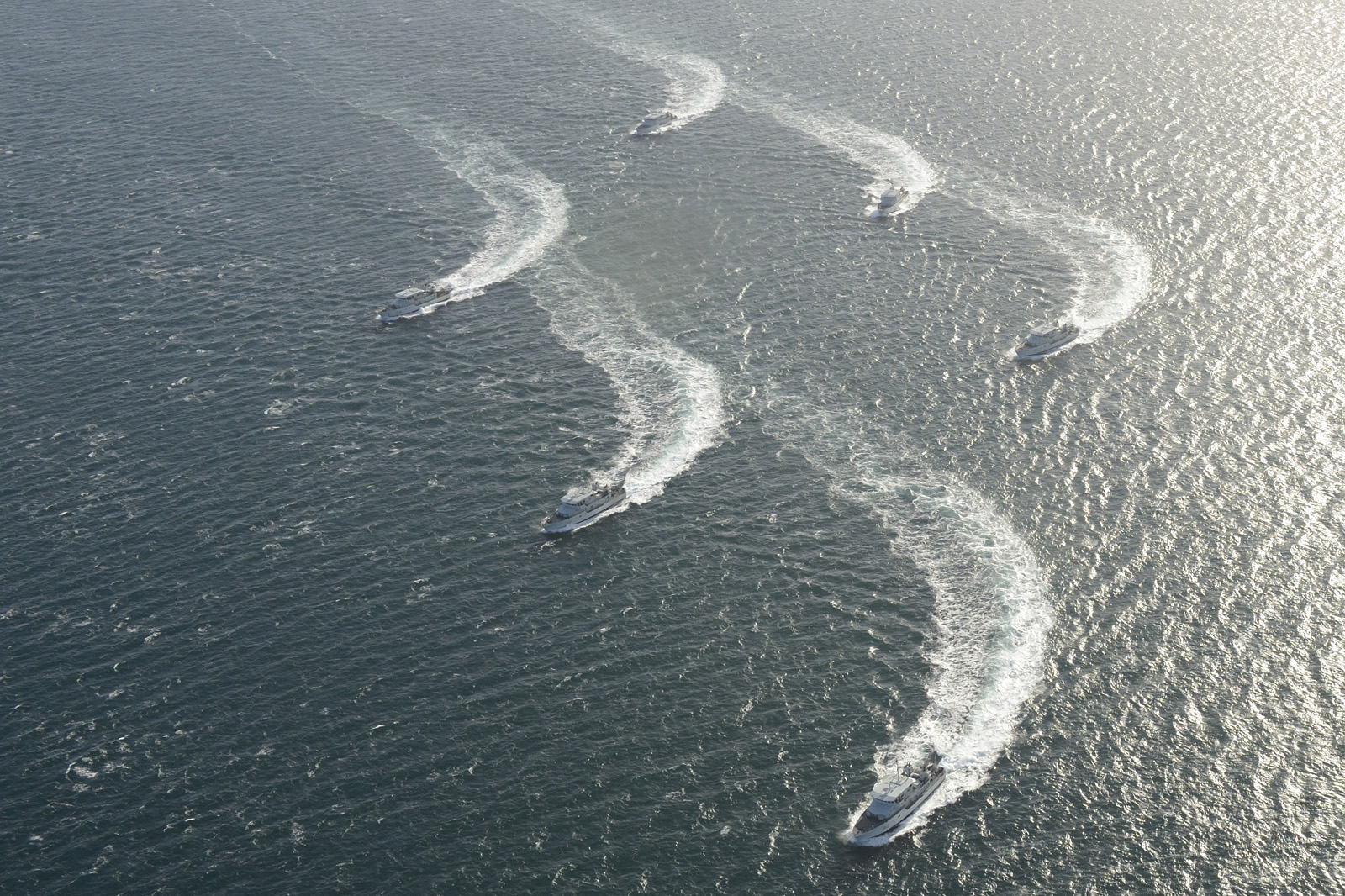 Six patrouilleurs-écoles (PCT) procèdent à un virage à tribord, en formation, dans le détroit de Juan de Fuca le 14 février 2014.