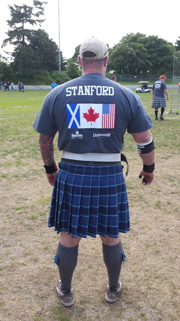 Le LCdr Aaron Stanford montre ses couleurs aux jeux écossais de Victoria de 2014. Portant le tartan officiel de la US Navy, le LCdr Stanford est un officier d’échange venant de la marine américaine qui est affecté au quartier général des Forces maritimes du Pacifique à la BFC Esquimalt. 