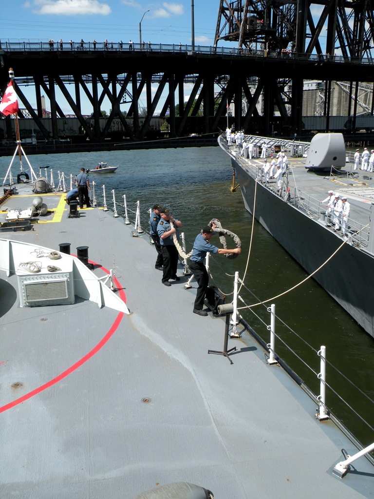 L’équipage du NCSM Calgary manipule les amarres pendant que le USS Cape St. George se place à ses côtés.

