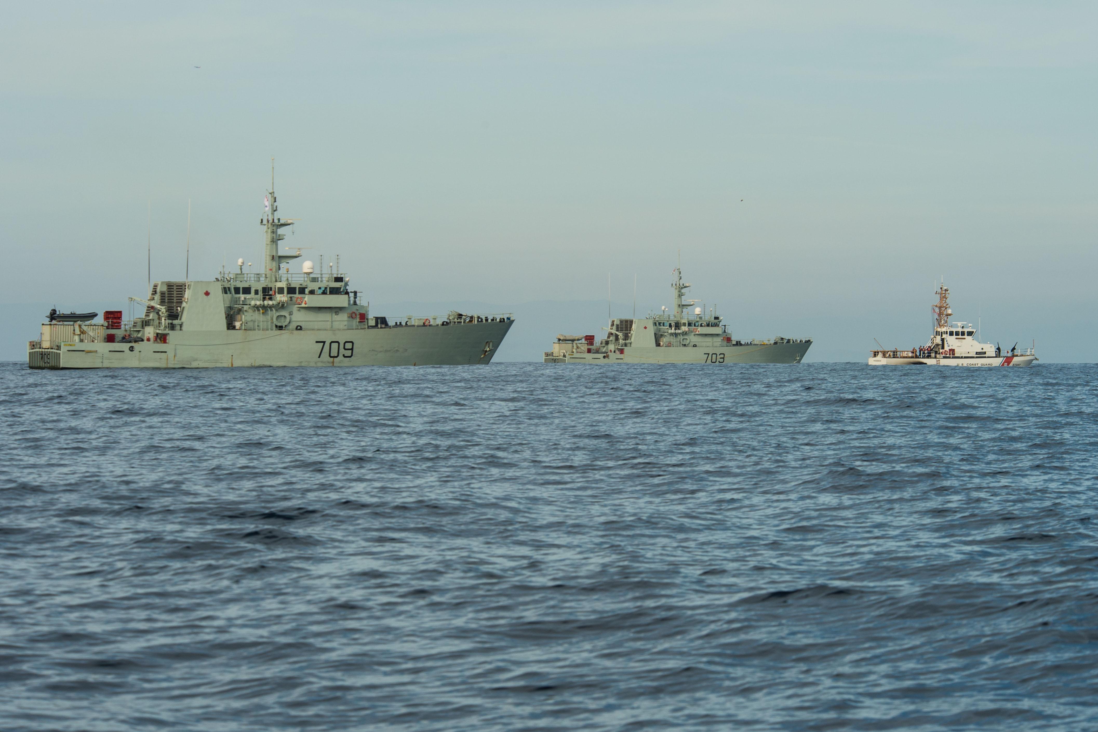 NCSM Saskatoon, le NCSM EDMONTON et le navire HADDOCK de la Garde côtière des États-Unis 