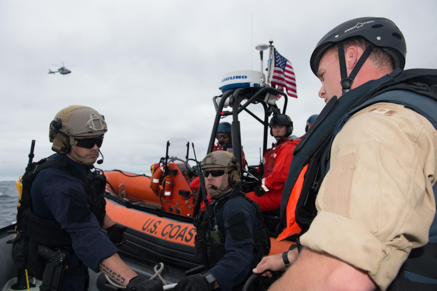 Des membres de la Garde côtière des États-Unis et de la Marine royale canadienne effectuent une simulation d’abordage durant l’Exercice PACIFIC de l’Initiative nord-américaine de sécurité maritime au large des côtes de San Diego, aux É.-U., le 4 mars 2016.