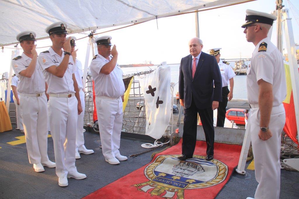 Le premier ministre péruvien Pedro Cateriano franchit la passerelle pour assister à une réception tenue à bord du NCSM Vancouver le 22 février.