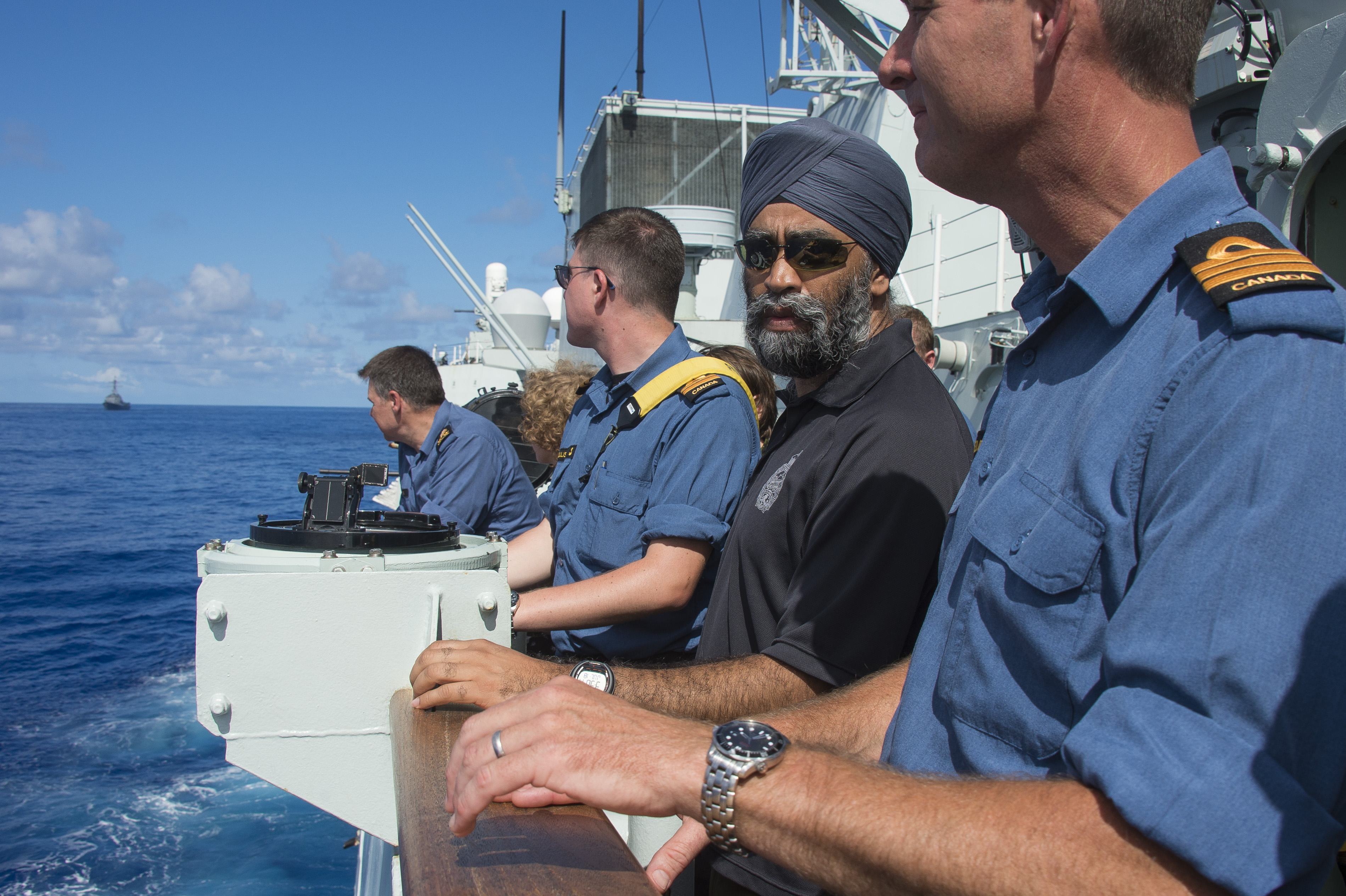 Le ministre de la Défense nationale, Harjit S. Sajjan, parle avec des marins à bord du NCSM Calgary à Hawaii.
