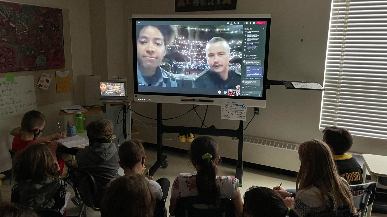 Les matelots de 2e classe Audrina N’Guessan et Patrick Pilon du NCSM Calgary ont été en communication régulièrement par appel vidéo avec les élèves de 4e année